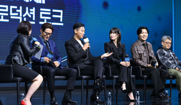 디즈니+ '지배종' 제작발표회에 참석한 주지훈, 이희준, 한효주, 이무생이 앉아 있는 모습