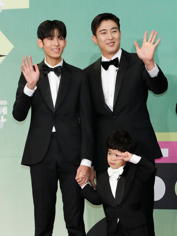 두 아들과 함께 시상식에 참여한 배우 강경준 (사진 출처 : 뉴스1)