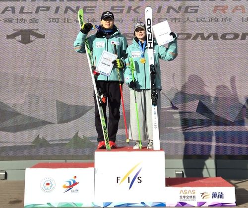 극동컵 알파인 스키 남녀 대회전 우승 차지한 신정우(왼쪽)와 김소희 (사진 출처: 대한스키, 스노보드협회 제공)