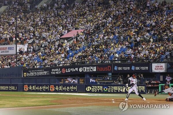 전좌석 매진된 잠실야구장 (사진 출처: 연합 뉴스)