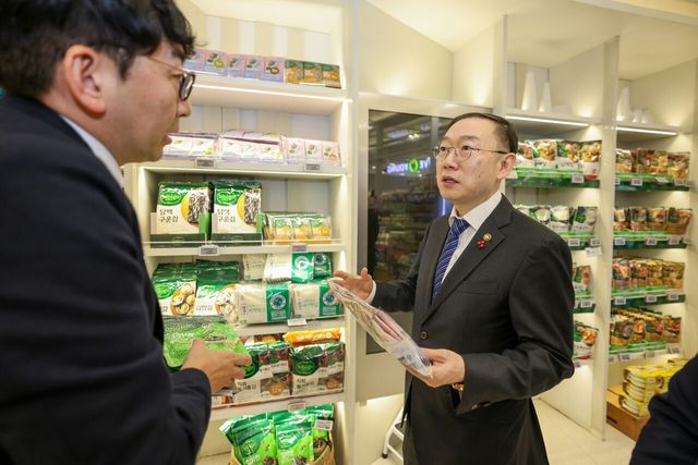 이명구 관세청장(오른쪽)이 CJ제일제당(주) 본사를 방문해 진열된 물품을 살펴보고 있다[관세청 제공]