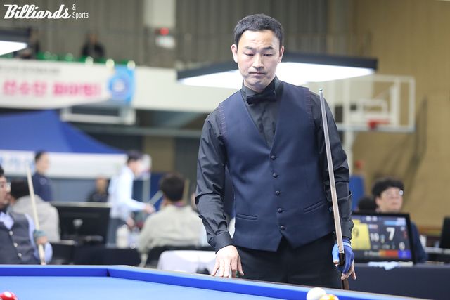 지난해 전국체전 3쿠션 종목 결승에서 김준태(경북체육회)에게 져 은메달에 그쳤던 최완영(광주)은 이번 준결승에서 재대결을 벌여 승리, 2년 연속 결승행에 성공했다.&nbsp;&nbsp;