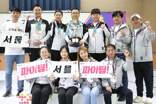 종합우승을 차지한 서울 선수단.
