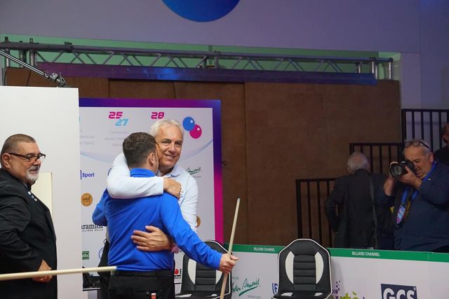 우승 순간 기뻐하는 자네티와 아니엘로.