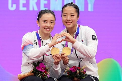 21년 만에 아시안게임 탁구 금메달을 따낸 전지희와 신유빈. 사진=대한탁구협회