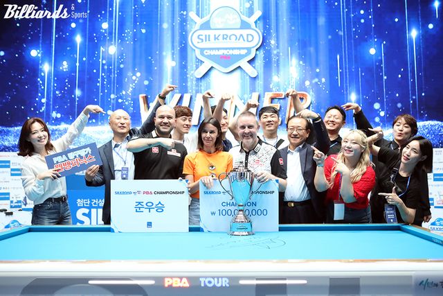 &nbsp;지난 2차 투어에서 마지막으로 출전한 대회에서 우승 당시 웰컴저축은행팀의 축하를 받는 쿠드롱.