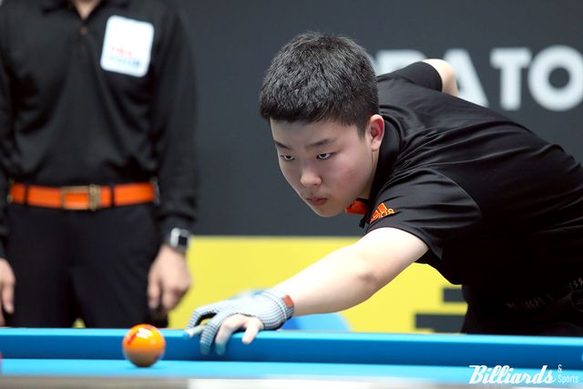 '휴온스 PBA 챔피언십' 128강전에서 에디 레펀스(SK렌터카)를 꺾고 프로당구 최연소 승리 기록을 세운 김영원(16).&nbsp; 사진=고양/김민영 기자