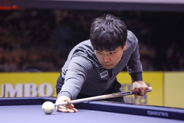 김행직(전남)이 '베겔 3쿠션 당구월드컵' 본선 32강 조별리그를 1무 1패로 탈락 위기에서 '베트남 간판' 쩐뀌엣찌엔을 꺾으면서 극적으로 2위에 올라 16강에 진출했다.&nbsp; 사진=파이브앤식스 제공