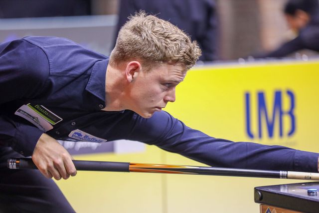 B조에서 '세계 1위' 마르코 자네티(이탈리아)를 21이닝 만에 40:39로 꺾은 샘 반 이튼(네덜란드). 자네티는 이 경기를 지는 바람에 3위로 밀려 탈락했다. 반 이튼은 16강에서 김행직과 맞붙는다.