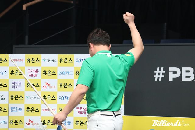 8강전 승리 후 뒤돌아서 주먹을 번쩍 들어올리는 이상용. 사진=고양/이용휘 기자