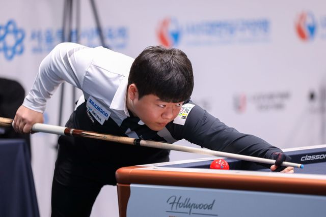 '세계랭킹 1위' 조명우(실크로드시앤티-서울시청)가 '서울 3쿠션 당구월드컵' 본선 32강 조별리그전 첫 경기에서 신승을 거두고 16강 토너먼트 진출의 청신호를 켰다.&nbsp; &nbsp;사진=파이브앤식스 제공