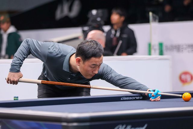 첫 경기에서 김형곤(서울)에게 21이닝 만에 40:30으로 승리한 최완영(광주).