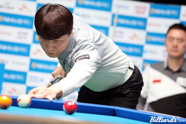 '3쿠션 세계선수권자' 최성원(휴온스)이 'NH농협카드 PBA 챔피언십' 16강전에서 '아시안게임 금메달리스트' 황득희(에스와이)와 벌인 '레전드 매치'에서 세트스코어 3-1로 승리를 거두고 8강에 진출했다.&nbsp; &nbsp;사진=고양/이용휘 기자