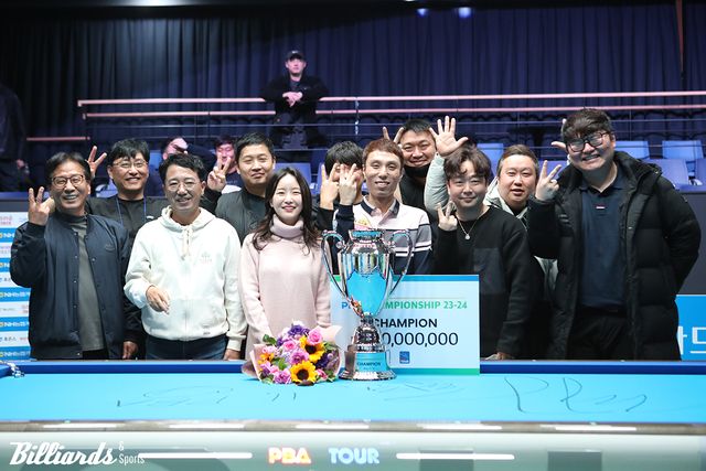 지인들과 우승의 기쁨을 나누는 최원준. 사진=고양/이용휘 기자