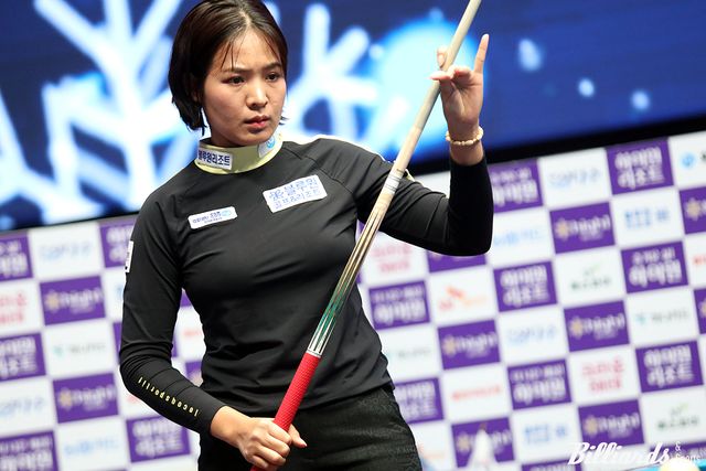 'LPBA 제왕' 스롱 피아비(블루원리조트)가 '하이원리조트 LPBA 챔피언십' 64강전에서 애버리지 1.043을 기록하며 23이닝 만에 24:10으로 최보람을 꺾고 첫판 탈락의 사슬을 끊고 32강에 진출했다.&nbsp; &nbsp;사진=정선/이용휘 기자