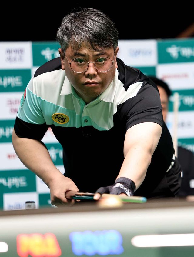 64강전에서 강동궁과 맞붙는 김원섭. 앞서 4차부터 6차 투어까지 연속으로 승부치기에서 져 128강 탈락했던 김원섭은 이번에는 사바시 불루트에게 2-1로 앞선 4세트 12:12 동점 상황에서 끝내기 3점타를 터트리며 승부치기의 압박에서 벗어났다.