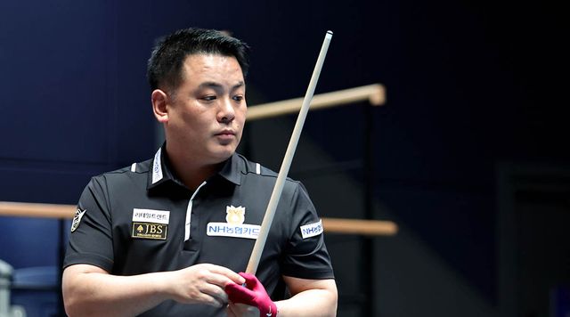 '슈퍼맨' 조재호(NH농협카드)가 2023-24시즌 7차 투어 '하이원리조트 PBA 챔피언십' 16강전에서 프로 통산 100경기를 치렀다. 100번째 경기에서는 세트스코어 3-0으로 황형범을 꺾고 74승을 올렸다.&nbsp; 사진=PBA 제공