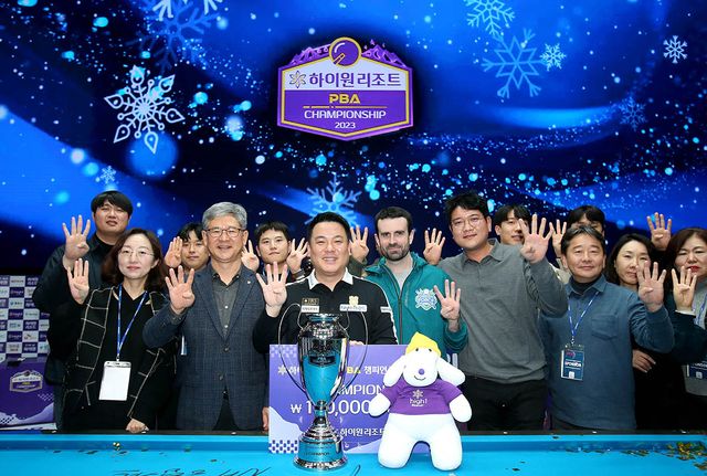 NH농협카드 윤상운 사장을 비롯해 임직원들이 강원도 정선군에 있는 하이원 그랜드호텔까지 와서 직접 조재호의 결승 경기를 응원했다. 사진 조재호 왼쪽에 윤상운 사장, 오른쪽에 안토니오 몬테스.