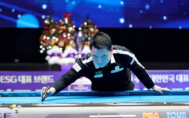 당구대 위에 우승자 사인을 새기는 조재호.