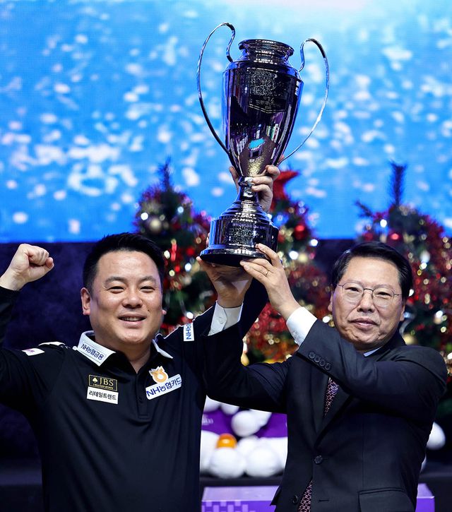 하이원리조트 이삼걸 대표이사와 함께 우승트로피를 들어 올린 조재호.