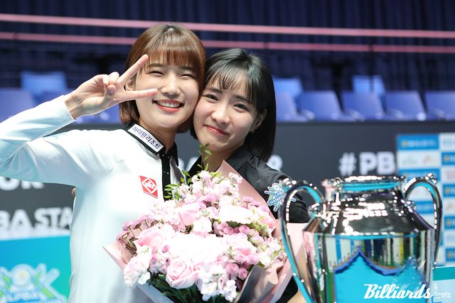 웰뱅톱랭킹상을 받은 용현지(하이원리조트)의 축하를 받는 최햬미. 사진=고양/이용휘 기자