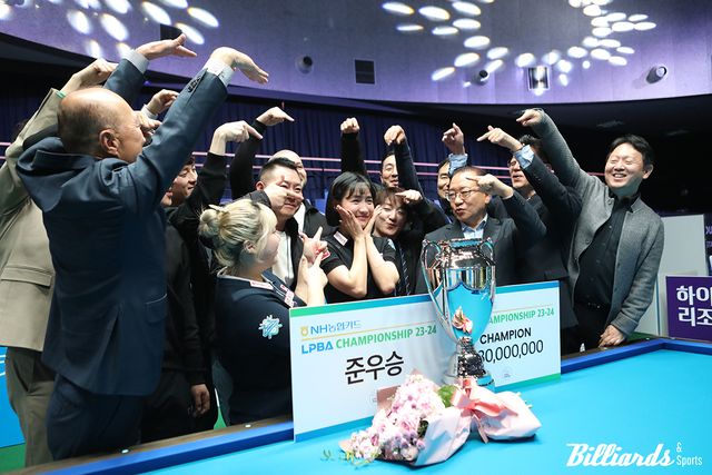 웰컴 피닉스 동료들과 웰컴저축은행 관계자들에게 축하를 받고 있는 최혜미. 사진=고양/이용휘 기자