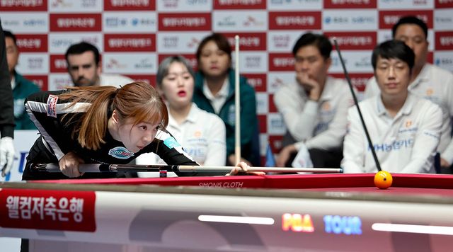 4라운드 6일 차 경기에서 두 차례 퍼펙트큐가 나왔다. 그런데 이날 하나카드의 사카이 아야코(일본)와 무라트 나지 초클루(튀르키예)는 두 번의 퍼펙트큐보다 먼저 하이런 8점을 스카치로 득점하며 퍼펙트큐 달성 1점을 남겨두었다가 마지막 공격에서 아쉽게 실패했다.&nbsp; 사진=PBA 제공