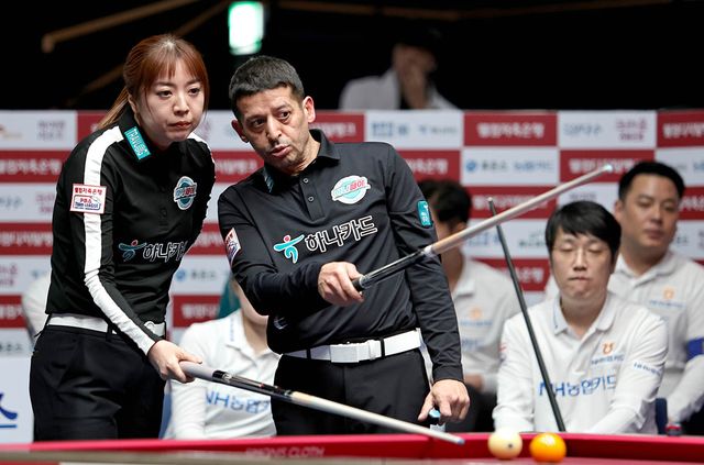 이날 가장 먼저 퍼펙트큐를 성공할 뻔했던 하나카드의 사카이 아야코와 무라트 나지 초클루.&nbsp; 사진=PBA 제공