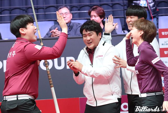 백민주가 승리하자 경기장에 크라운해태 팀원들이 나와 기뻐하고 있다.