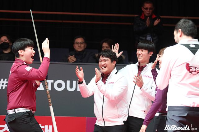 6세트 승리에 기뻐하는 선수들.