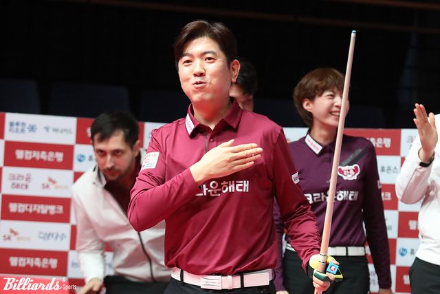 5세트 승리 후 안도하는 김재근.