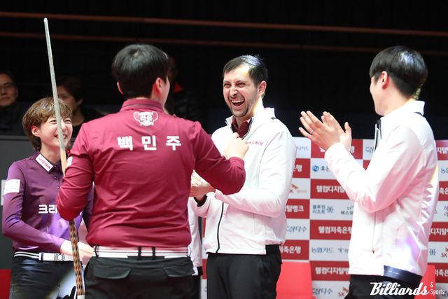 크라운해태 라온의 PBA 팀리그 첫 우승이 확정되자 환한 웃음으로 기뻐하는 다비드 마르티네스.