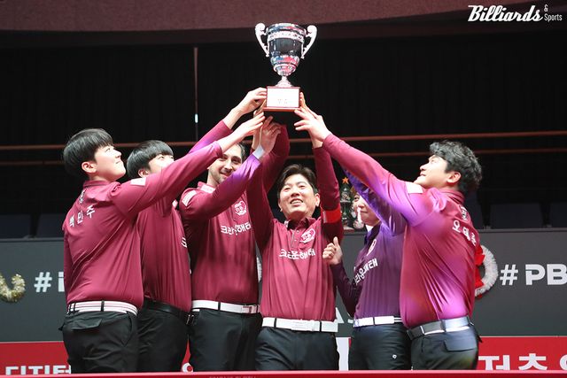 프로당구 PBA 팀리그 첫 트로피를 들어 올리는 크라운해태.