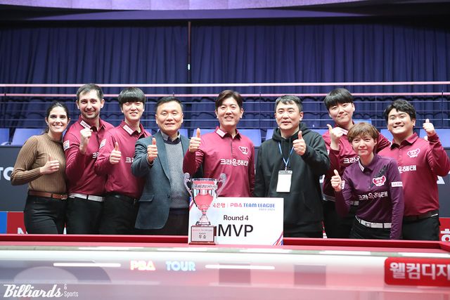 크라운해태 윤영달 회장(왼쪽에서 네 번째)과 구단 관계자들이 함께 우승을 축하하고 있다.