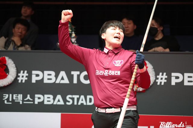 6세트 승리로 우승이 확정되자 환호하는 백민주