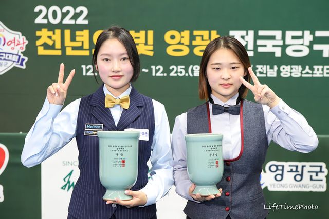 2회 대회 우승자 한지은과 준우승자 김하은이 나란히 시상식에 섰다. 사진=대한당구연맹 제공
