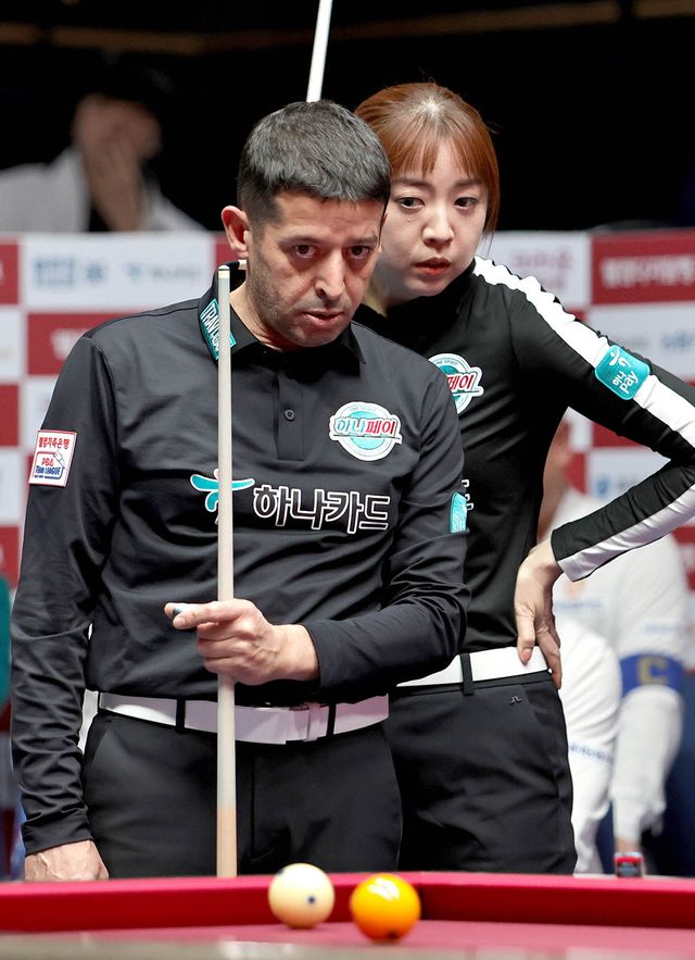 하나카드의 무라트 나지 초클루(튀르키예)와 사카이 아야코(일본). 혼합복식에서 두 선수는 4라운드 4번째 경기부터 붙박이로 나와 '5연승'을 기록하며 활약했다.&nbsp; PBA 제공