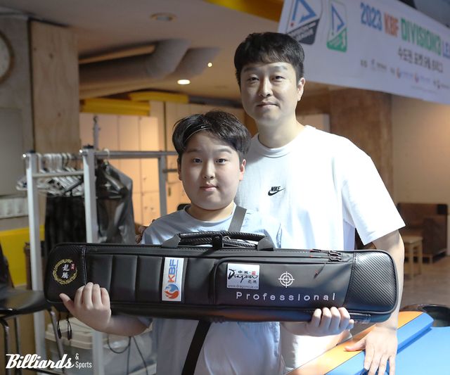 KBF 디비전 리그 포켓볼 D3 리그 마지막 대회가 열린 재클린당구클럽에서 만난 김민준-김택균 부자. 사진=방배/김민영 기자