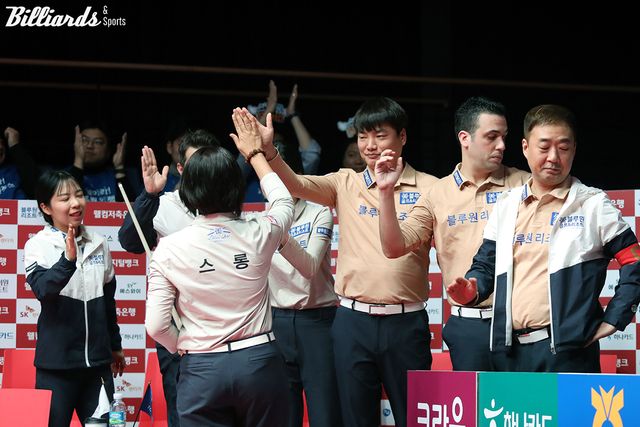 4라운드 1일 차 경기에서 6세트를 승리한 스롱과 하이파이브를 나누는 블루원리조트 선수들.
