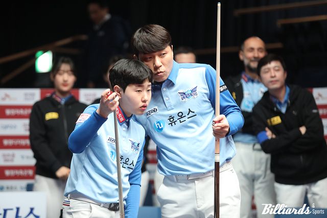 4세트 혼합복식에서 호흡을 맞춘 김세연과 최성원이 9:5로 승리하며 세트스코어를 2-2로 돌려놓았다.