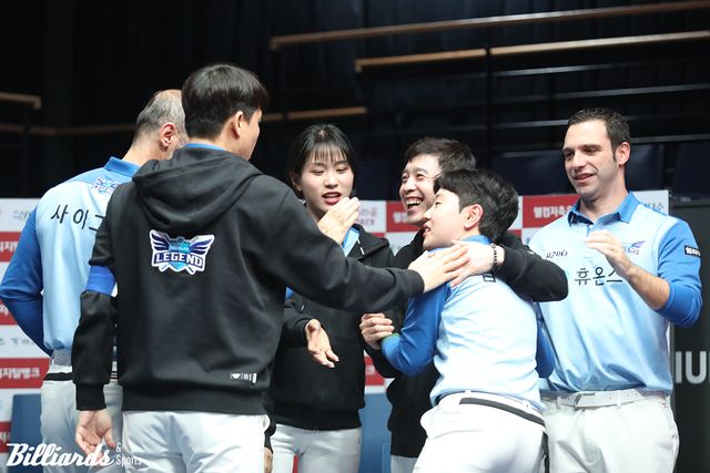 6세트에서 김세연이 용현지를 9:1로 꺾자 기뻐하는 휴온스 팀원들.