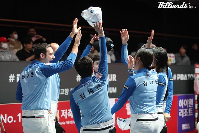 경기 전 화이팅을 외치며 전의를 다지는 휴온스.