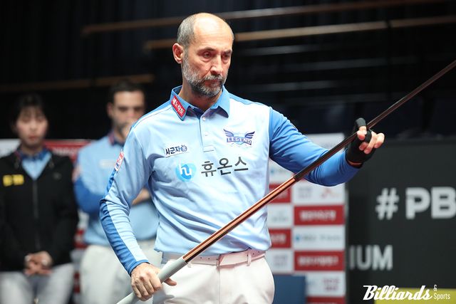 세트스코어 2-2에서 5세트 승리로 역전승의 발판을 마련한 세미 사이그너(휴온스).