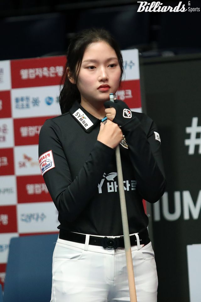 당구 팬들은 6세트에 벌어지는 한지은을 비롯한 여자 톱랭커들의 활약을 애타게 기다린다. 그러나 경기가 4세트나 5세트에서 끝나면 6세트 승부를 볼 수 없기 때문에 경기 방식을 바꿔달라는 요구가 빗발치고 있다. 사진은 7일 NH농협카드전 4세트 혼합복식에 출전해 팀원 이영훈의 샷을 보고 있는 한지은.