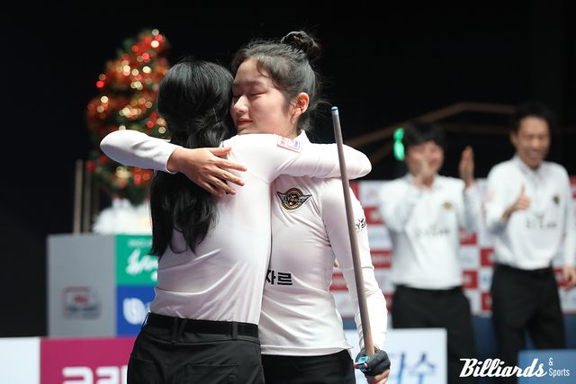 2세트 승리 후 한슬기와 포옹하는 한지은. 사진=고양/이용휘 기자