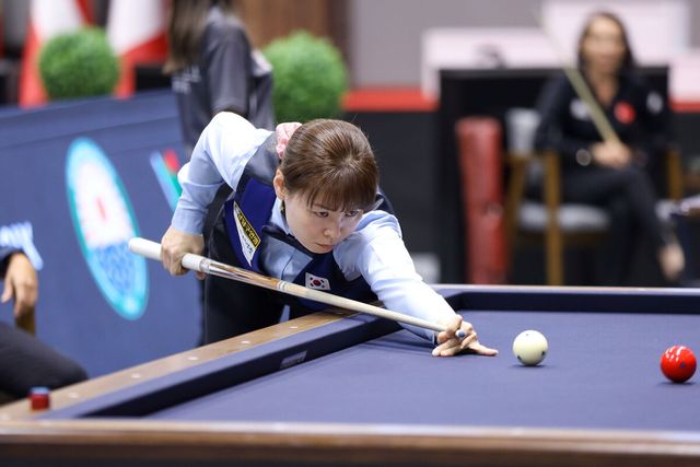 한국의 이신영(충남)이 '제11회 세계여자3쿠션선수권대회' 8강에서 '현 세계챔피언' 테레사 클롬펜하우어(네덜란드)를 애버리지 1.304의 맹타로 제압했다.&nbsp; 사진=파이브앤식스 제공