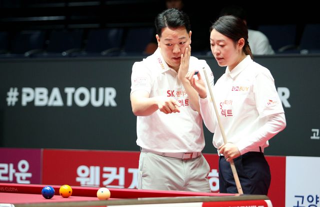 2라운드에서 반등에 성공한 SK렌터카의 주장 강동궁과 히다 오리에.&nbsp;