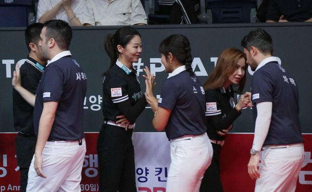 이번 경기 시작 전 손을 마주 댄 김가영(하나카드)과 스롱 피아비(블루원리조트).&nbsp; 사진=PBA 제공