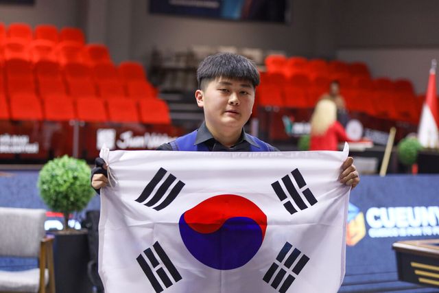 우승 직후 태극기를 들고 세리머니를 하는 오명규.