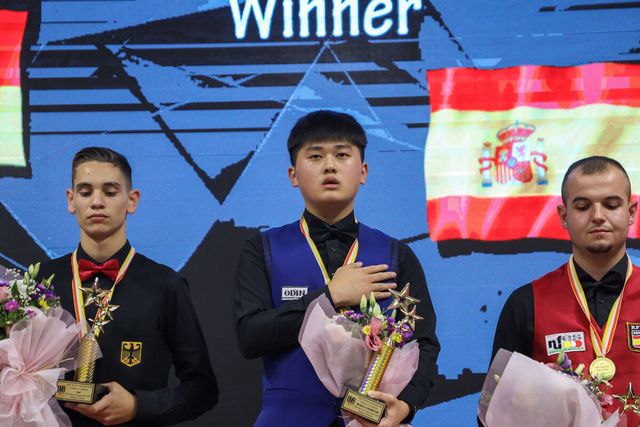 시상식에서 애국가를 따라부르는 오명규.